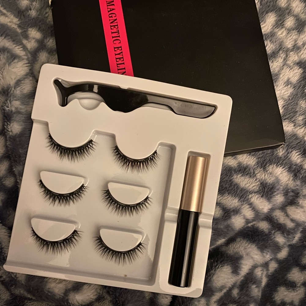 Magnetic eyeliner eyelash kit